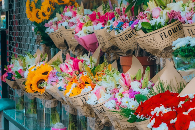 The Modern Man’s Quick Guide to Buying Flowers for Her